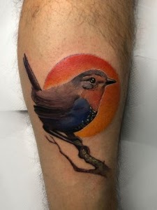 Tatuaje Cuervo sobre cráneo blackwork — CAOS Art Tattoo Chile