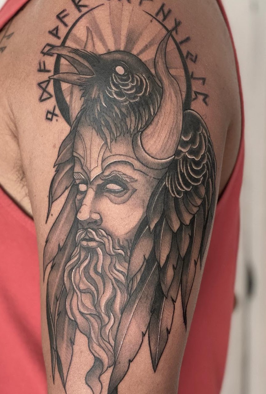 Tatuaje Petirrojo con sol rojo — CAOS Art Tattoo Chile