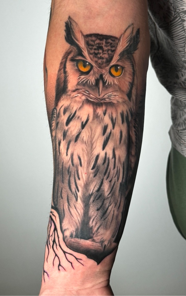 Tatuaje Odín vikingo con cuervo y runas — CAOS Art Tattoo Chile