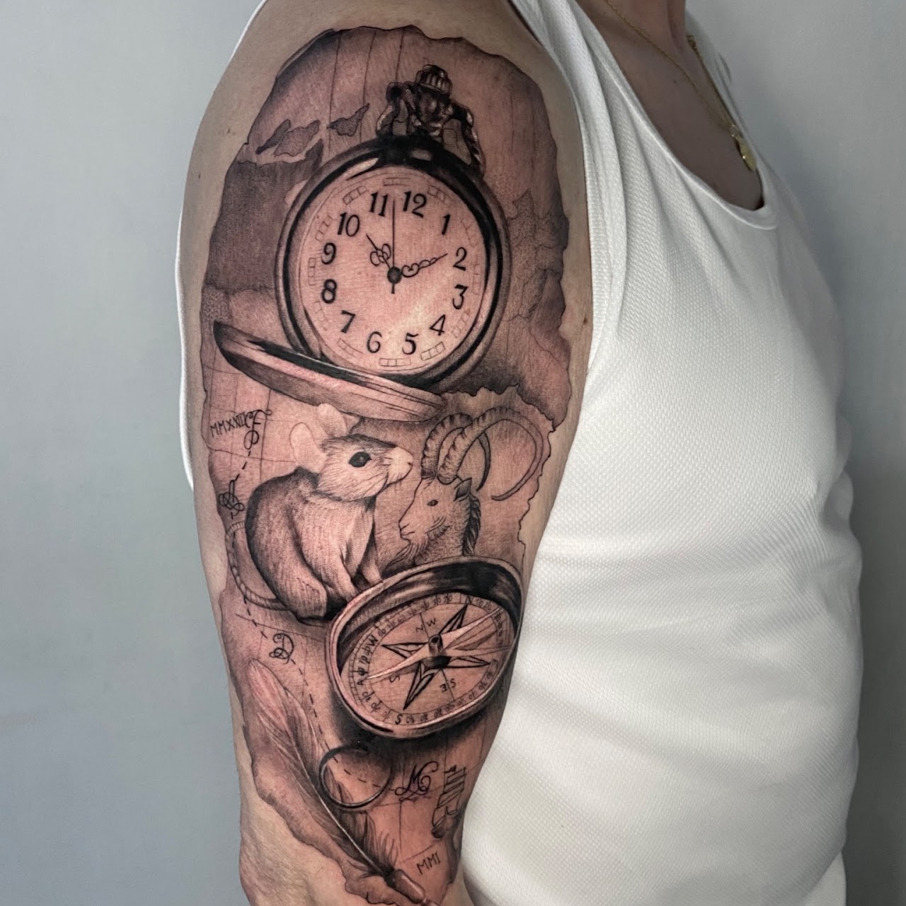Tatuaje reloj bolsillo brújula ratón y cabra black grey — CAOS Art Tattoo Chile