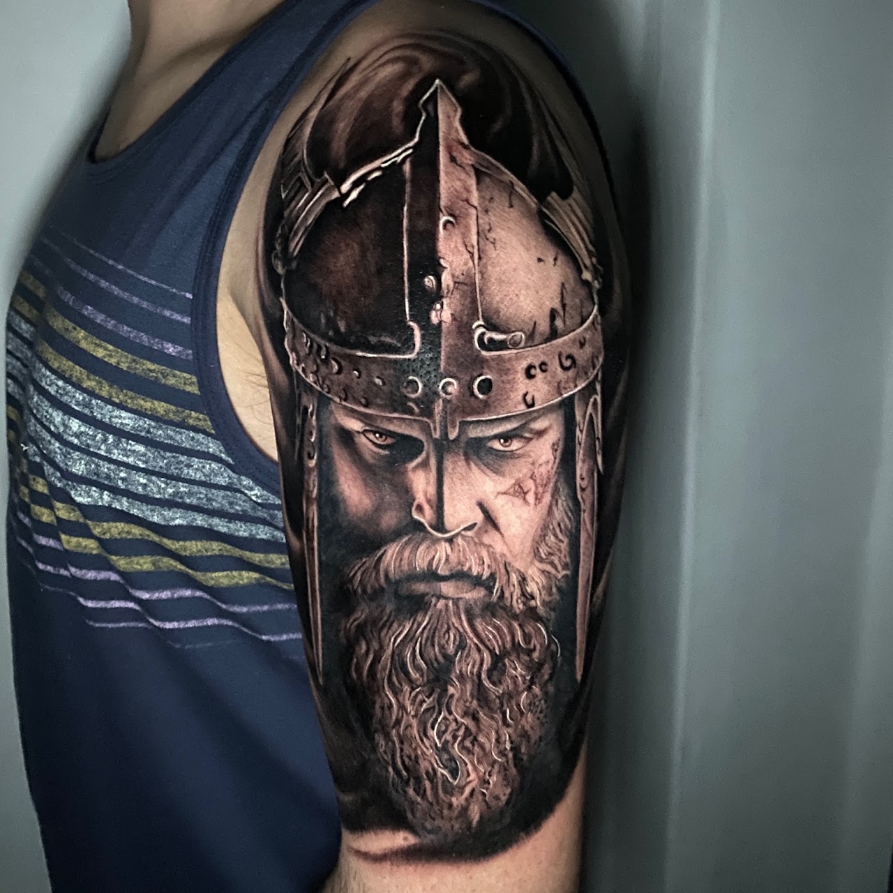 Tatuaje guerrero vikingo retrato realismo black grey — CAOS Art Tattoo Chile