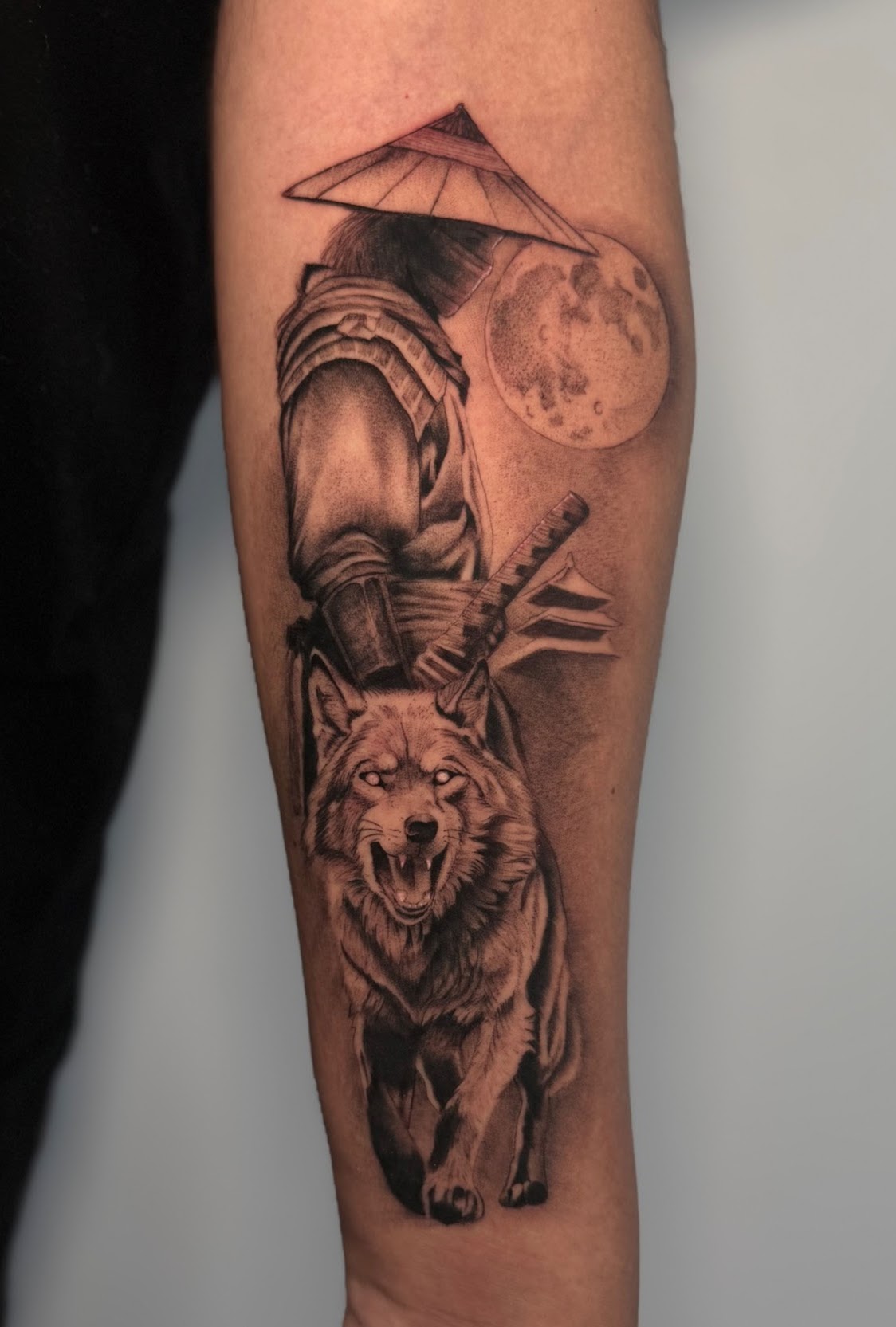 Tatuaje samurái lobo luna black grey — CAOS Art Tattoo Chile