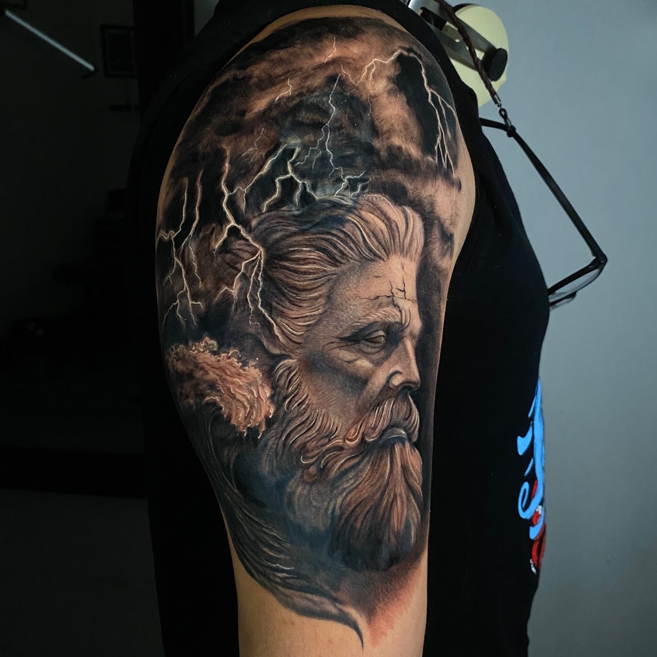 Tatuaje Zeus tormenta rayos retrato realismo — CAOS Art Tattoo Chile