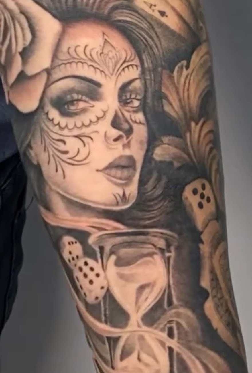 Tatuaje catrina dados reloj de arena chicano — CAOS Art Tattoo Chile