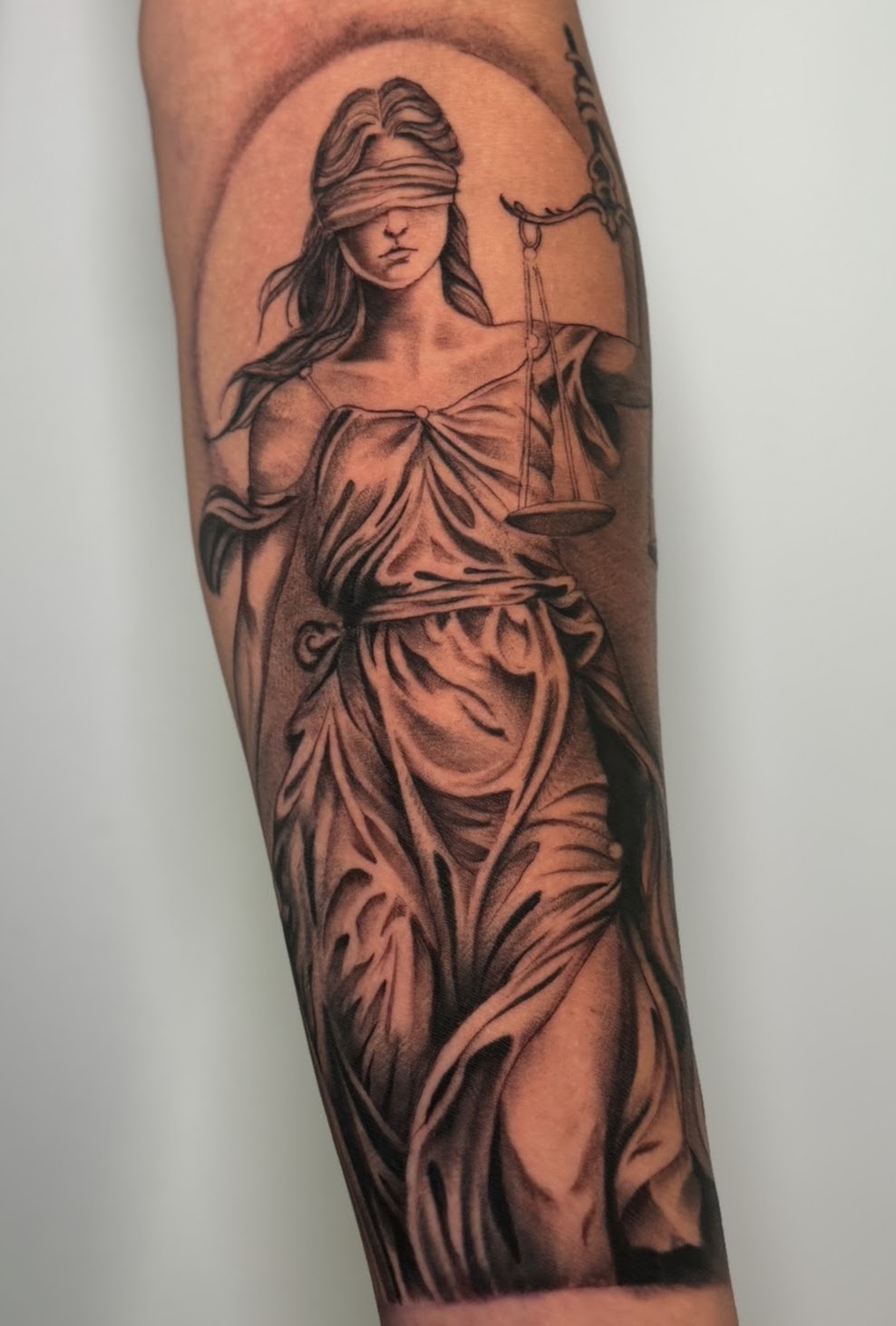 Tatuaje diosa justicia Temis con balanza black grey — CAOS Art Tattoo Chile