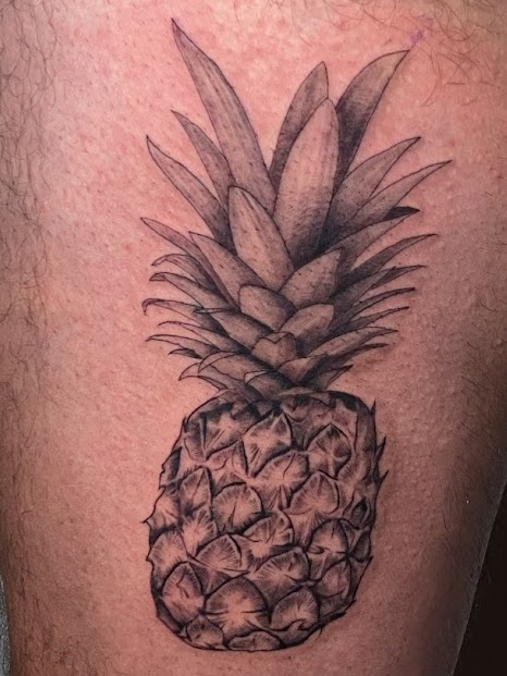 Tatuaje piña realismo black grey — CAOS Art Tattoo Chile