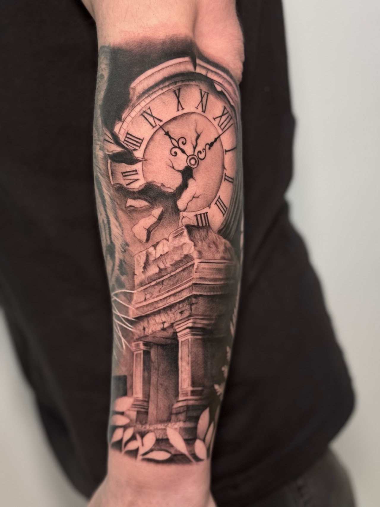 Tatuaje reloj roto ruinas columnas black grey — CAOS Art Tattoo Chile