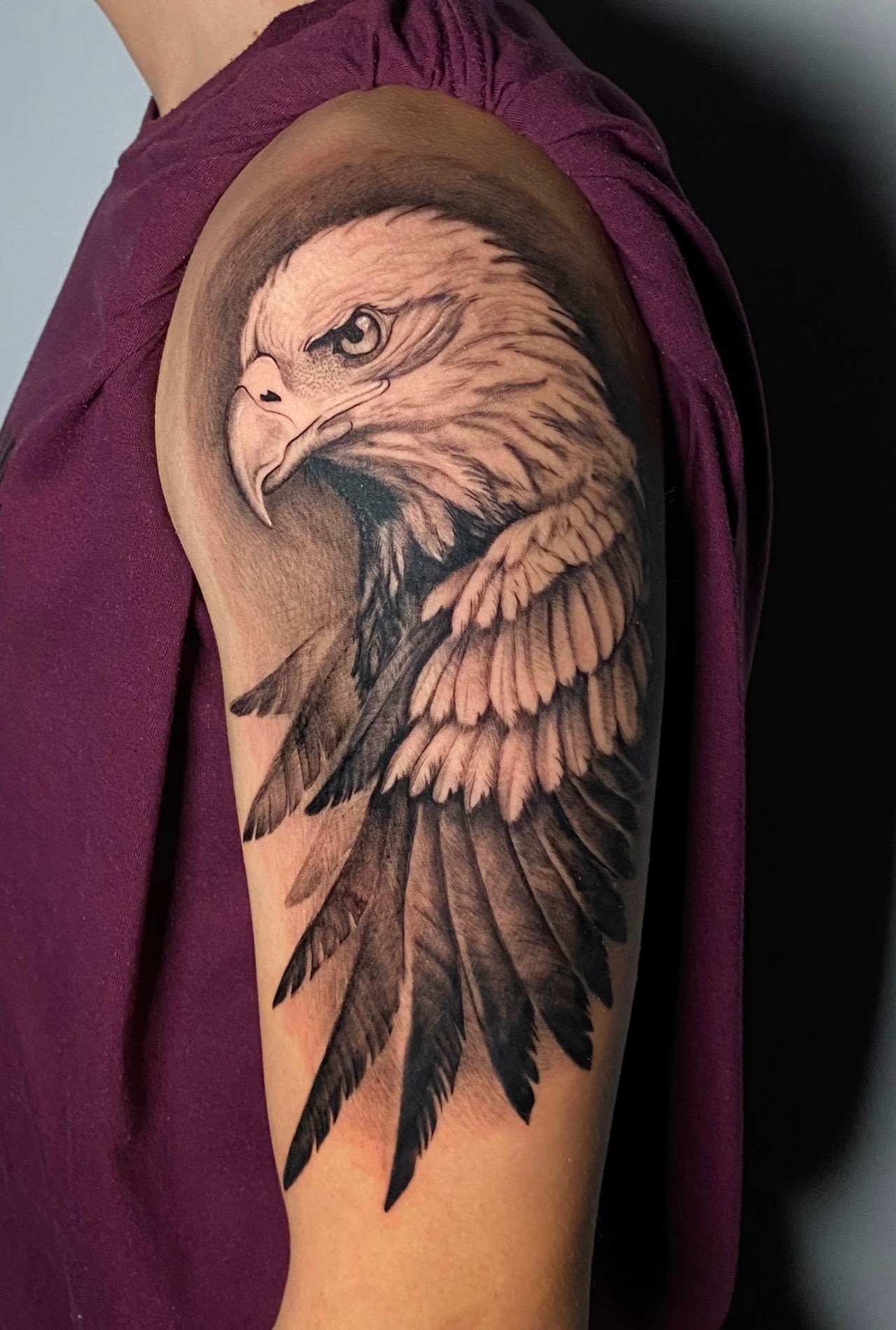 Tatuaje águila calva realismo hombro black grey — CAOS Art Tattoo Chile