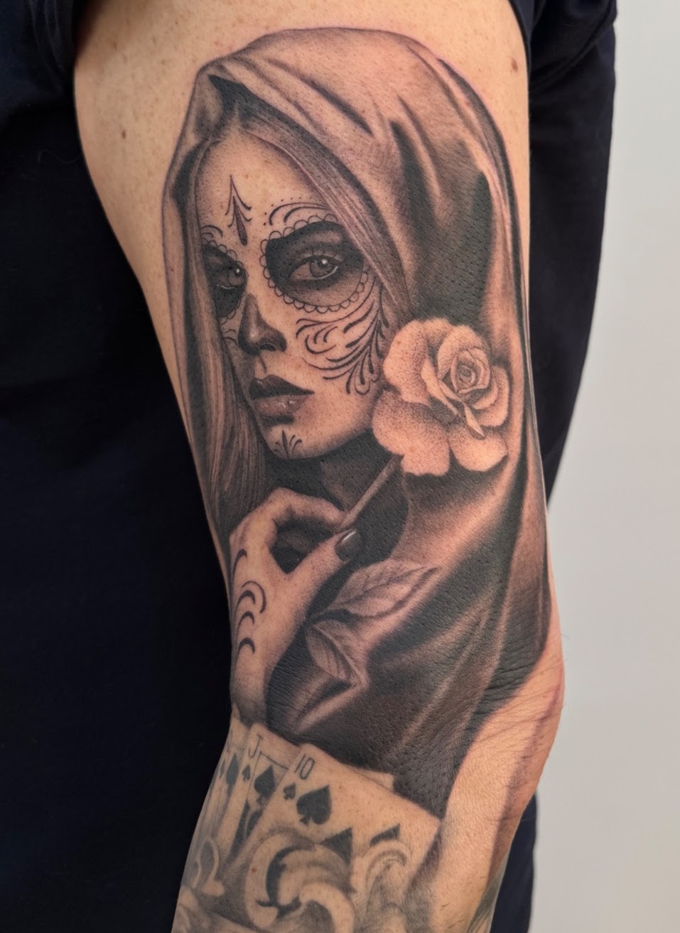 Tatuaje catrina con rosa y naipes chicano — CAOS Art Tattoo Chile