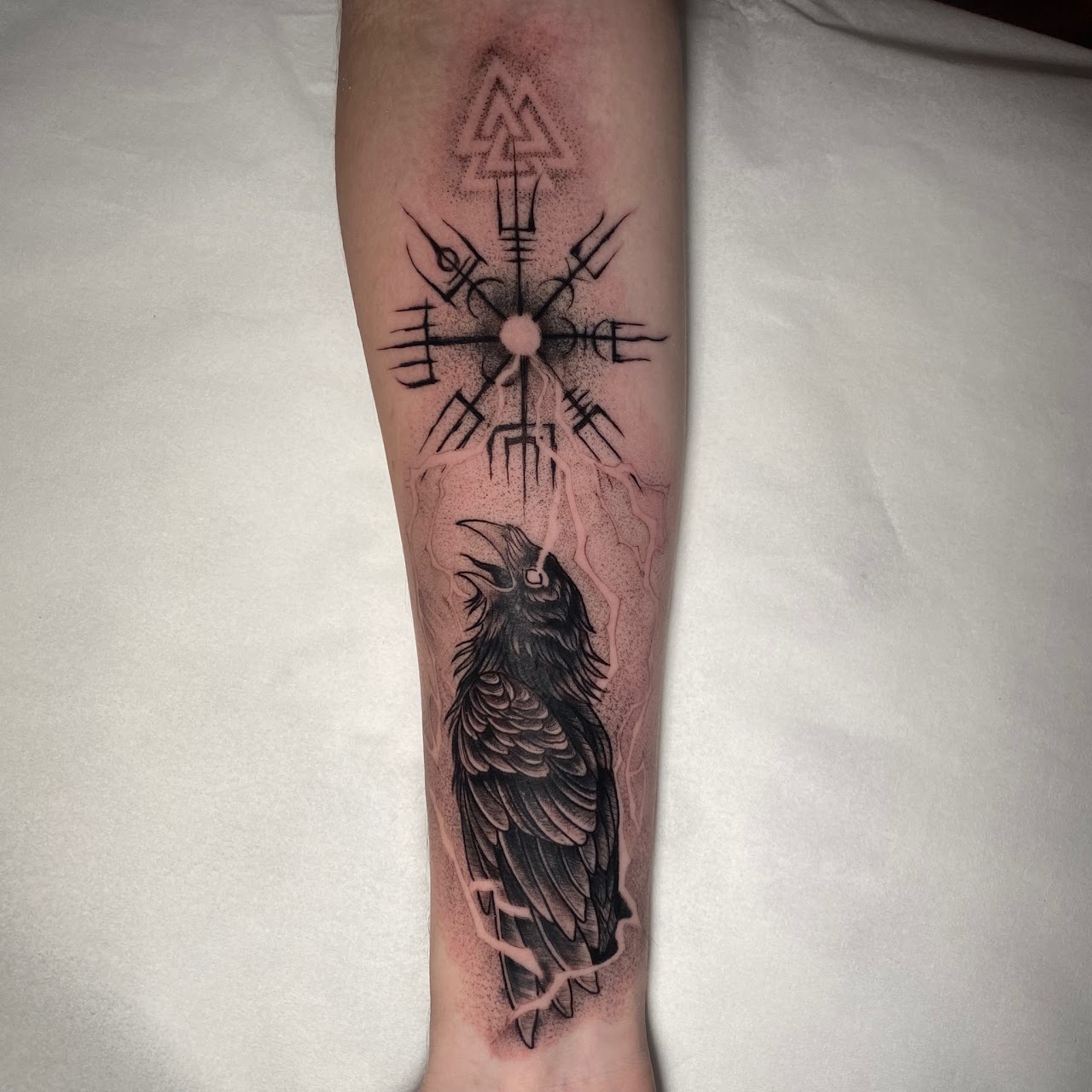 Tatuaje cuervo vegvísir valknut vikingo black grey — CAOS Art Tattoo Chile