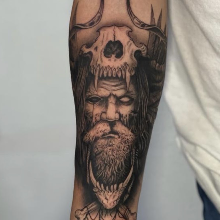 Tatuaje guerrero nórdico cráneo animal black grey — CAOS Art Tattoo Chile