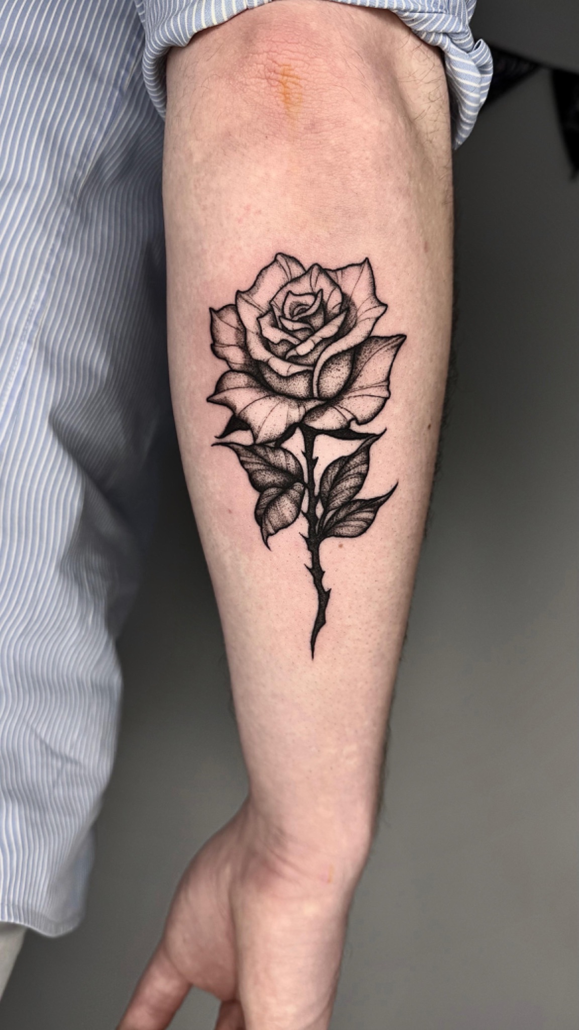 Blackwork chest and sleeve tattoo by Caos Art Tattoo Santiago