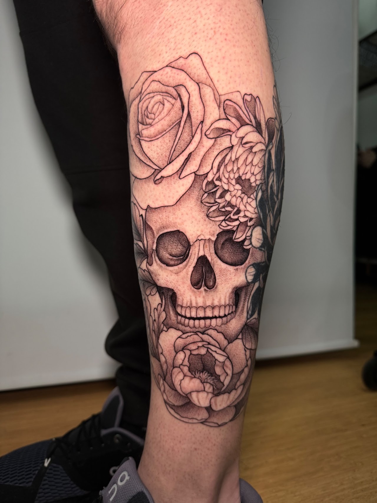 Tatuaje calavera rosas peonías black grey — CAOS Art Tattoo Chile