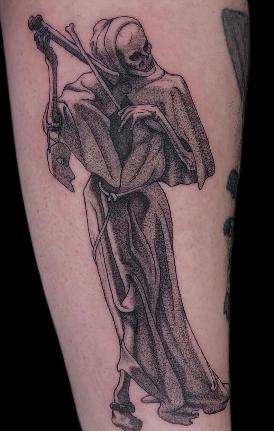 Tatuaje la muerte parca con guadaña black grey — CAOS Art Tattoo Chile