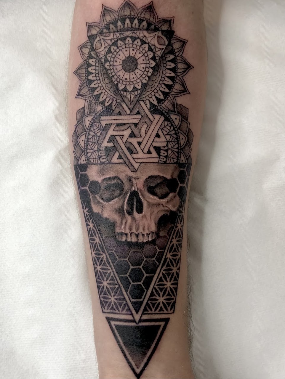 Tatuaje calavera mandala geométrico flor de vida — CAOS Art Tattoo Chile