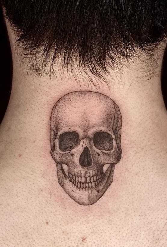 Tatuaje calavera pequeña realismo nuca — CAOS Art Tattoo Chile