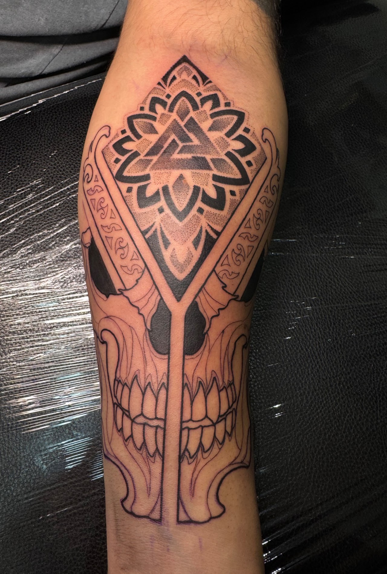 Tatuaje calavera mandala geométrico ornamental — CAOS Art Tattoo Chile