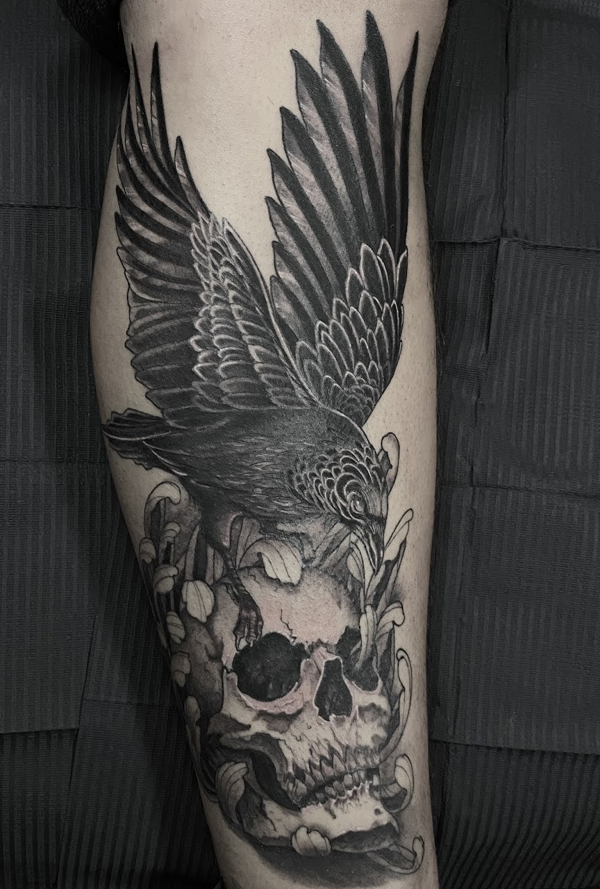 Tatuaje cuervo sobre calavera blackwork — CAOS Art Tattoo Chile