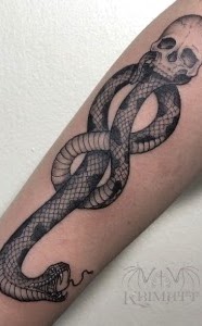 Tatuaje calavera serpiente blackwork lineal — CAOS Art Tattoo Chile