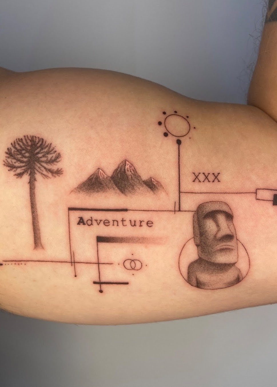 Tatuaje Pachamama sol con montañas lettering rojo — CAOS Art Tattoo Chile