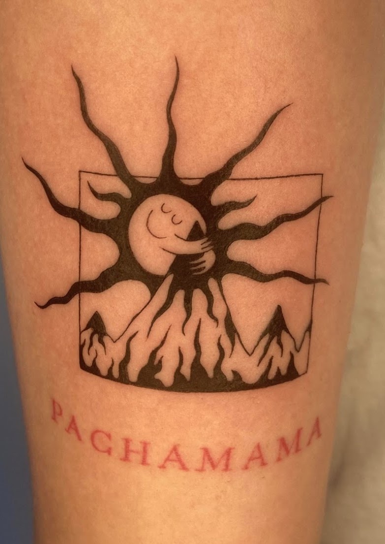 Tatuaje Faro con gaviota olas rocas blackwork — CAOS Art Tattoo Chile