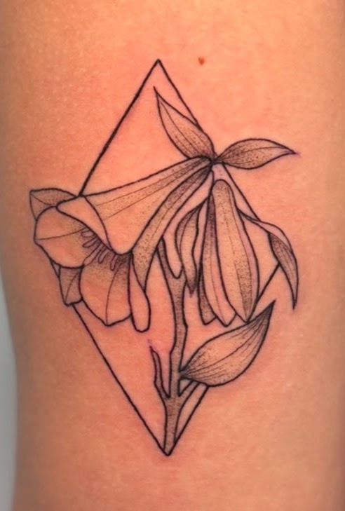 Tatuaje Copihue flor nacional a color realista — CAOS Art Tattoo Chile