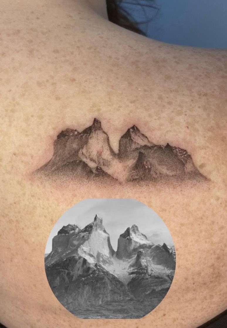 Tatuaje Montañas con cascada lago blackwork — CAOS Art Tattoo Chile