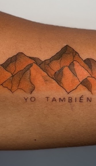 Tatuaje Torres del Paine hiperrealista con referencia fotográfica — CAOS Art Tattoo Chile