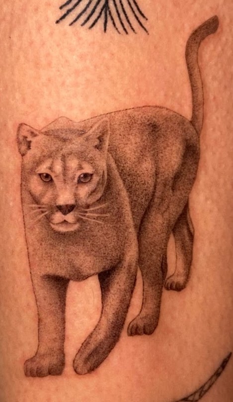 Tatuaje Moai Rapa Nui fineline minimalista — CAOS Art Tattoo Chile