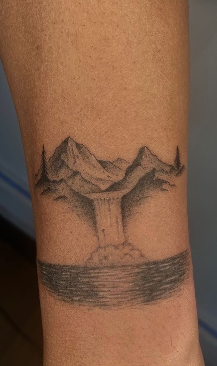Tatuaje Torres del Paine coordenadas GPS fineline — CAOS Art Tattoo Chile