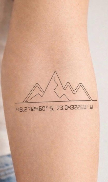 Tatuaje Faro realismo blackwork con tormenta — CAOS Art Tattoo Chile