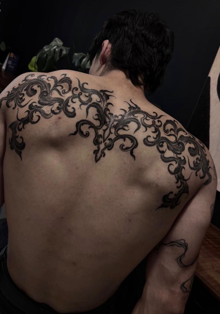 Tatuaje cyber sigilism blackwork antebrazo orgánico — CAOS Art Tattoo Chile