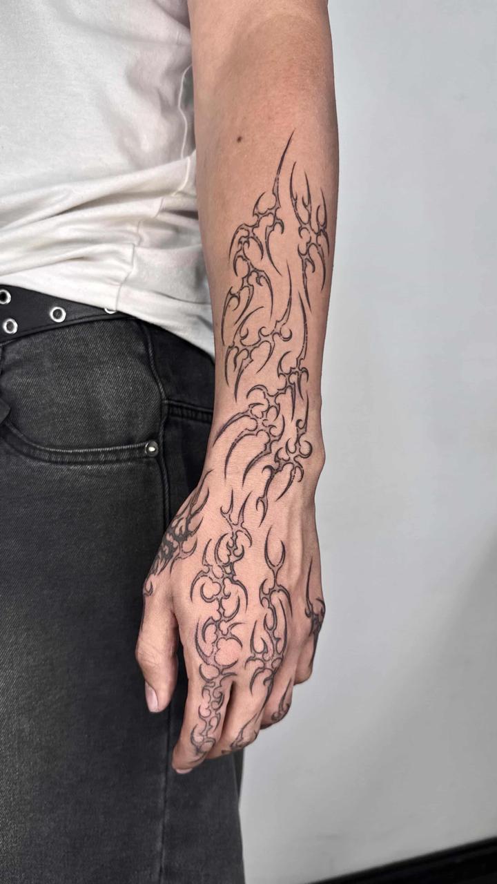 Tatuaje cyber sigilism blackwork espalda tribal ornamental — CAOS Art Tattoo Chile