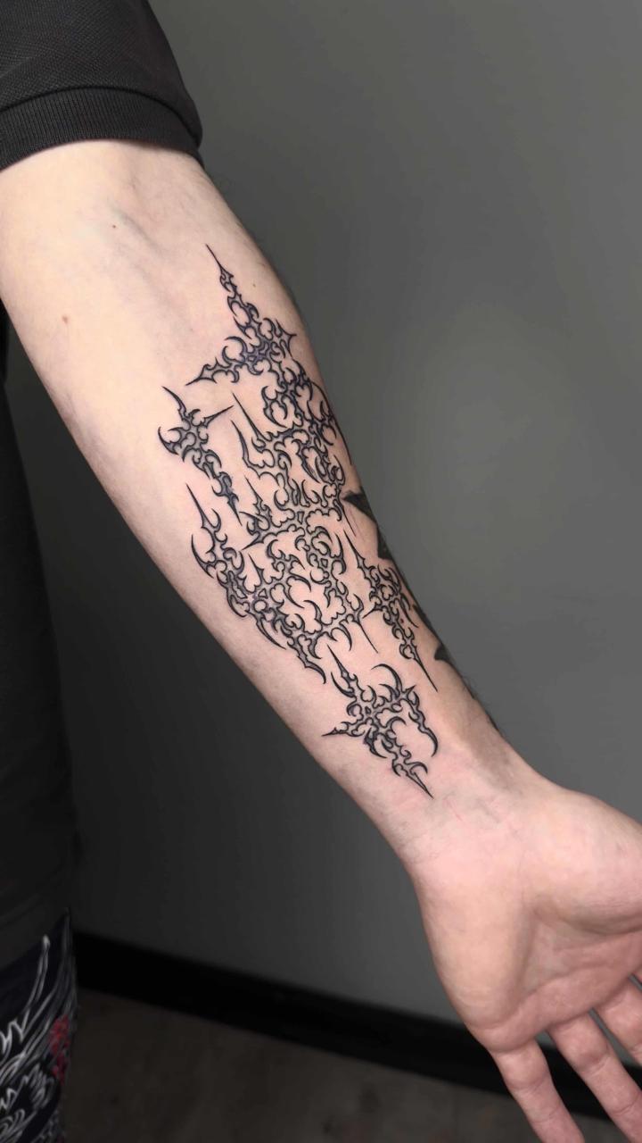 Tatuaje cyber sigilism blackwork antebrazo sigilo abstracto — CAOS Art Tattoo Chile