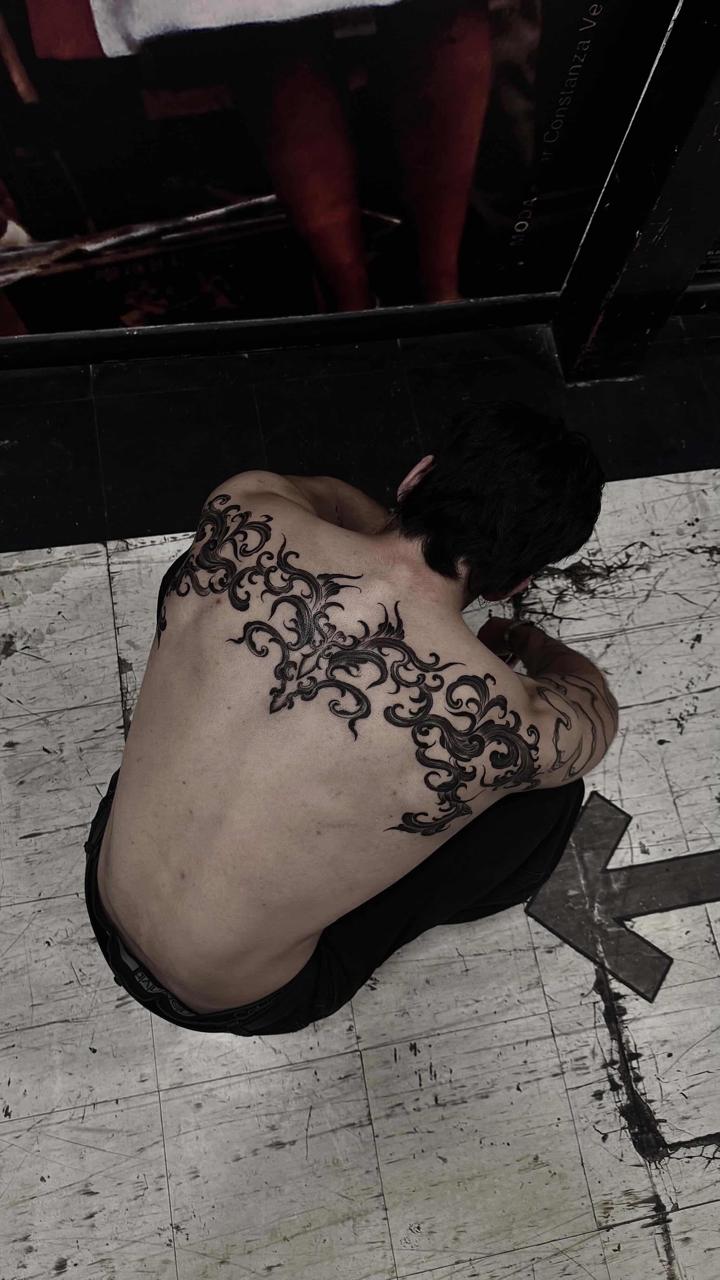 Tatuaje cyber sigilism blackwork espalda hombros ornamental — CAOS Art Tattoo Chile