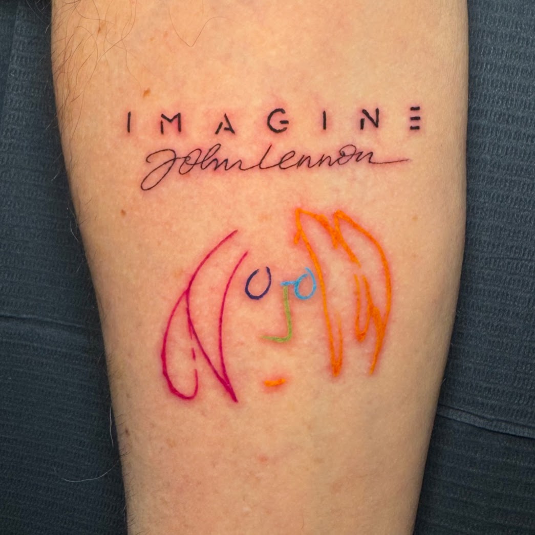 Tatuaje Imagine John Lennon lettering color — CAOS Art Tattoo Chile