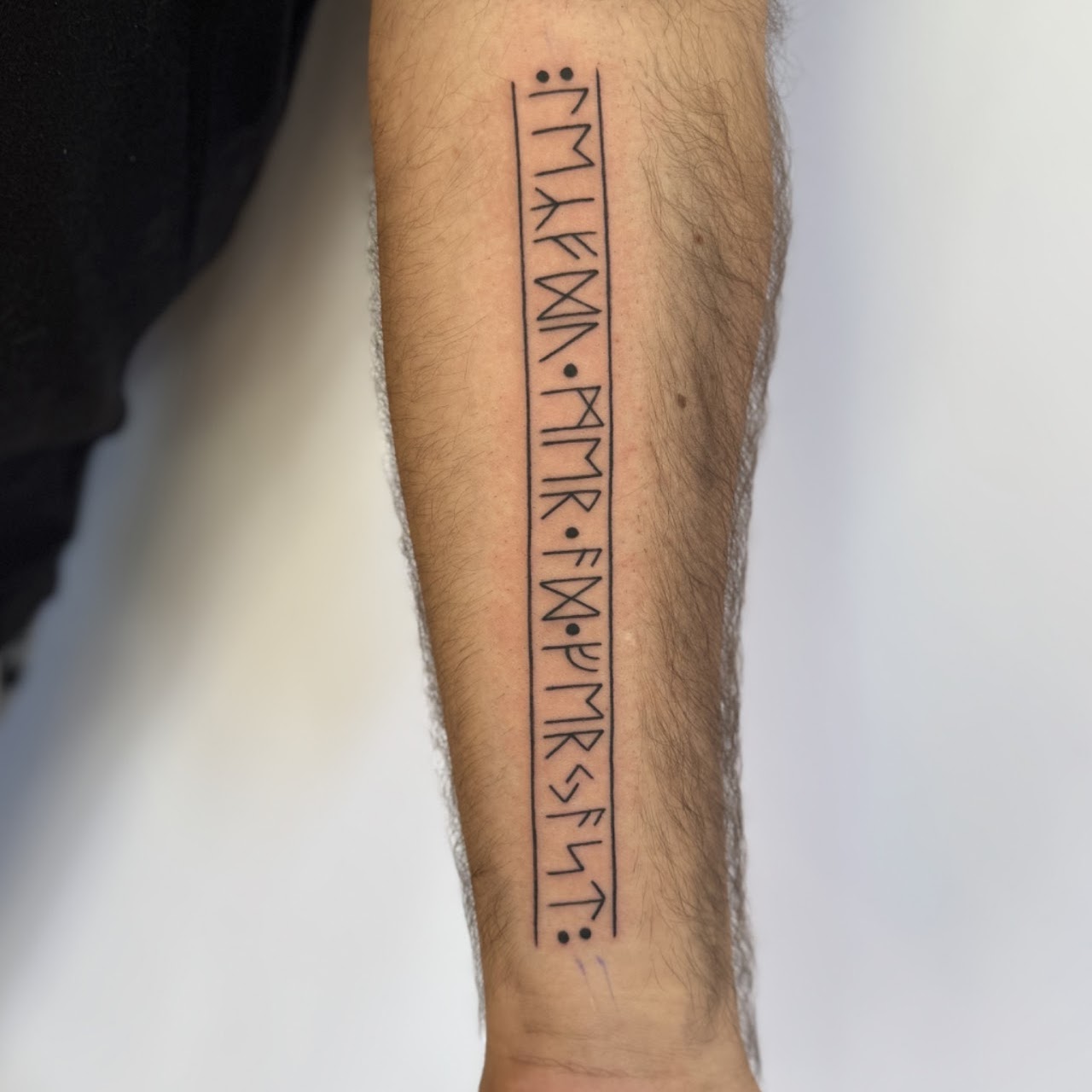 Tatuaje Runas vikingas en banda vertical — CAOS Art Tattoo Chile