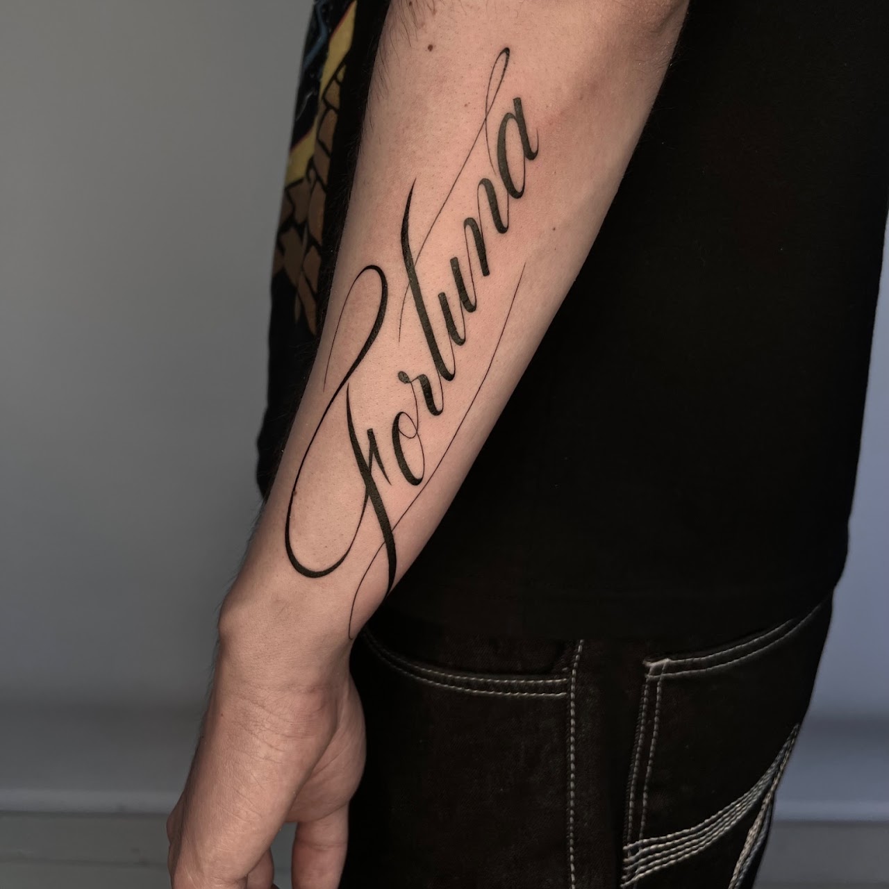 Tatuaje Fortuna lettering bold blackwork — CAOS Art Tattoo Chile