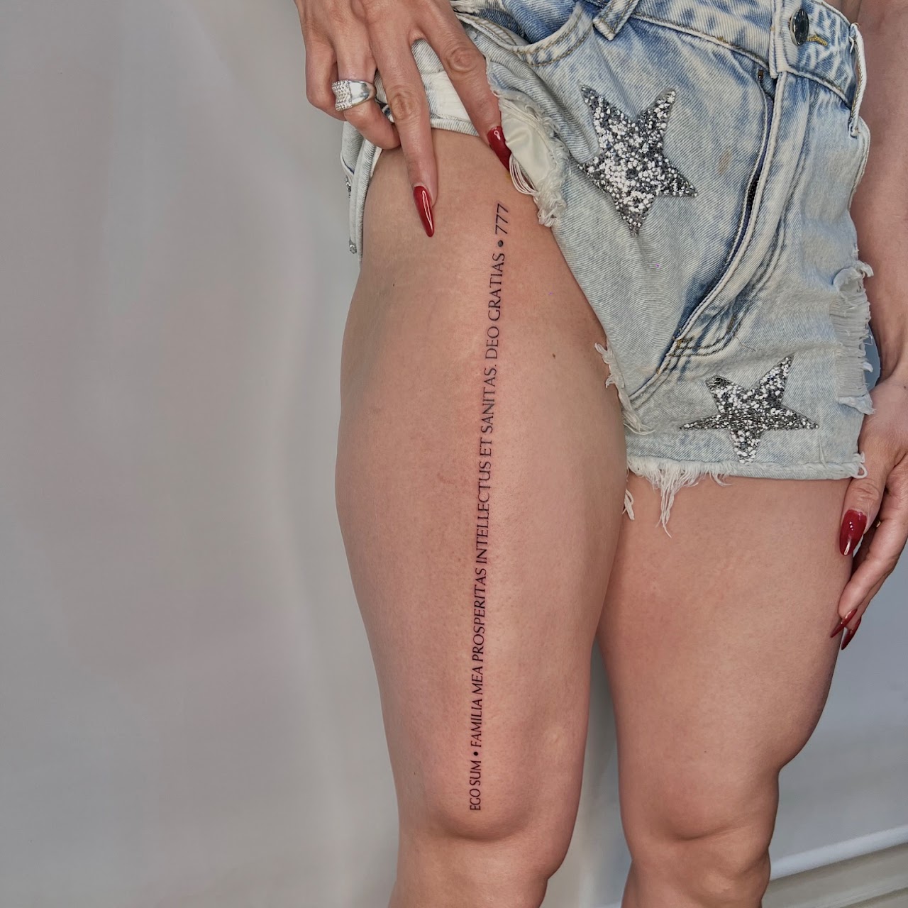 Tatuaje Frase latina Ego Sum tipografía fineline pierna — CAOS Art Tattoo Chile