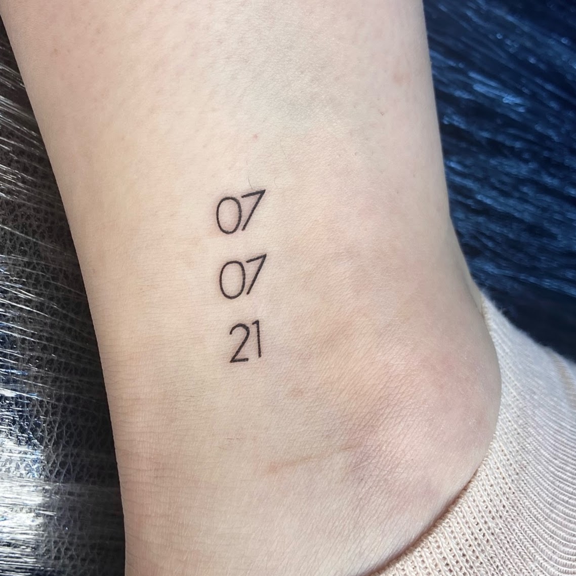 Tatuaje Fecha 07 07 21 números fineline tobillo — CAOS Art Tattoo Chile