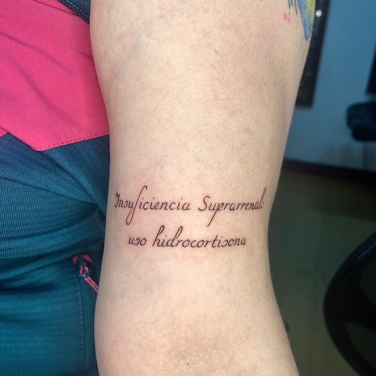 Tatuaje Insuficiencia Suprarrenal caligrafía médica — CAOS Art Tattoo Chile