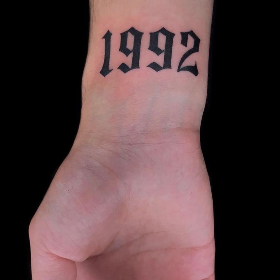 Tatuaje 1992 old english gótico en muñeca — CAOS Art Tattoo Chile