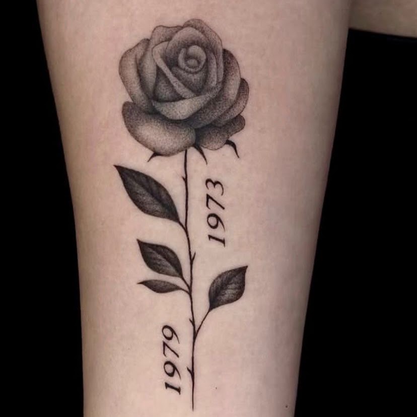 Tatuaje Rosa con fechas 1979 1973 blackwork — CAOS Art Tattoo Chile