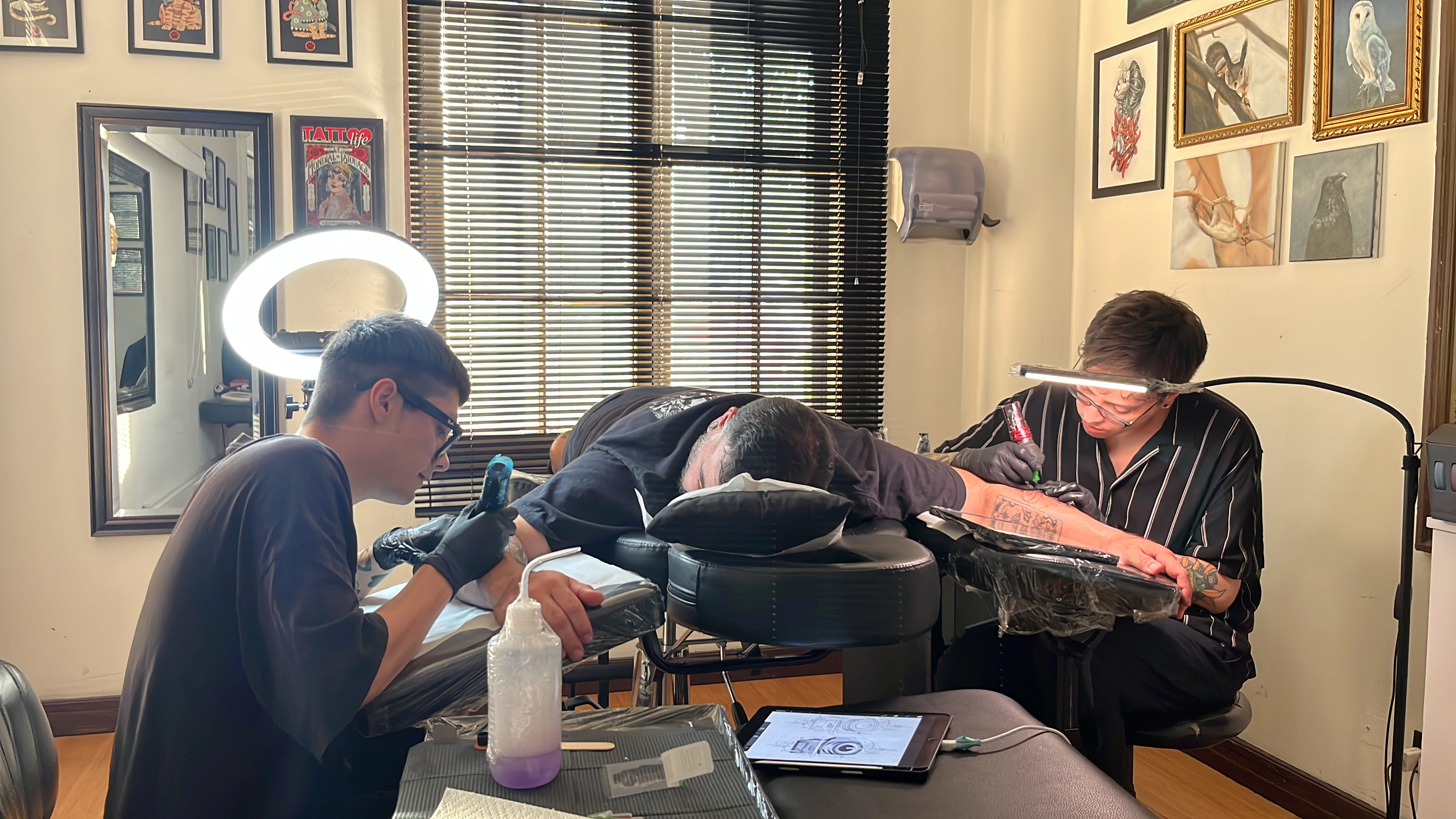 Caos Art Tattoo estudio interior artistas trabajando Santiago Chile