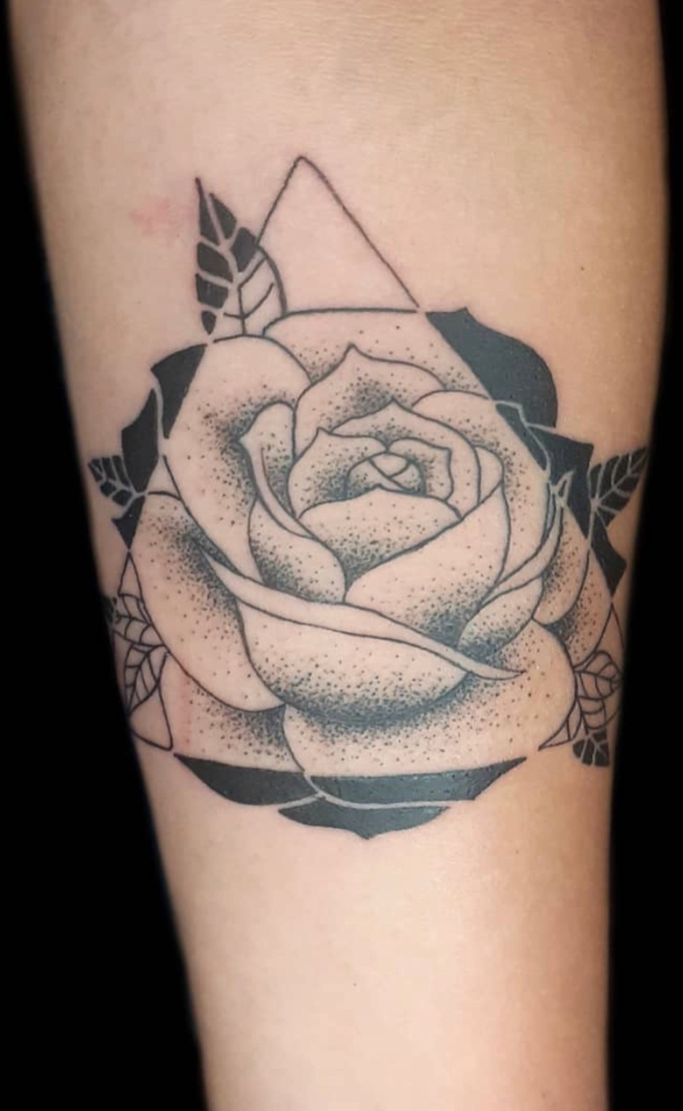 Tatuaje Rosa blackwork dotwork con triángulo geométrico — CAOS Art Tattoo Chile
