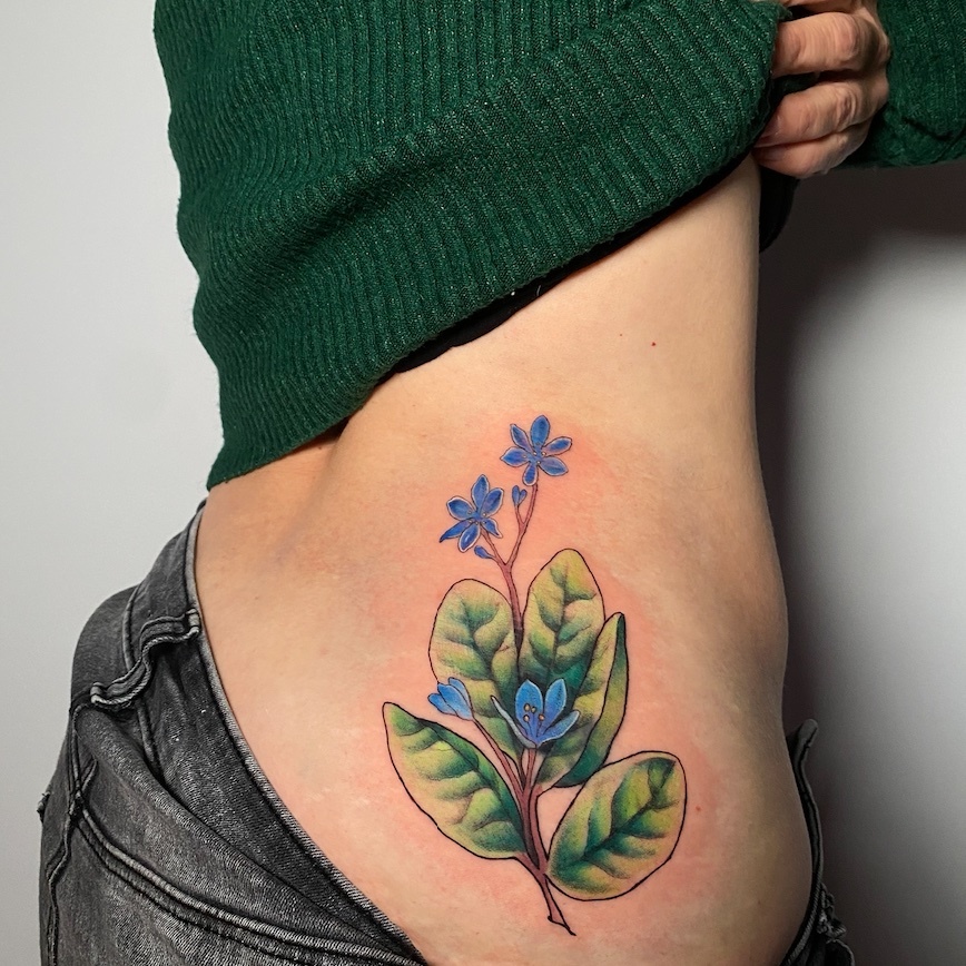 Tatuaje Flores azules silvestres con hojas verdes color — CAOS Art Tattoo Chile