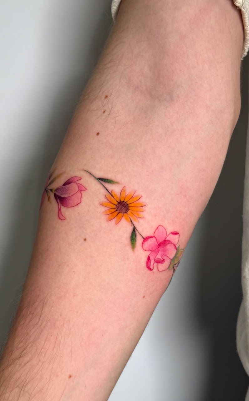 Tatuaje Pulsera floral girasol margaritas fineline color — CAOS Art Tattoo Chile