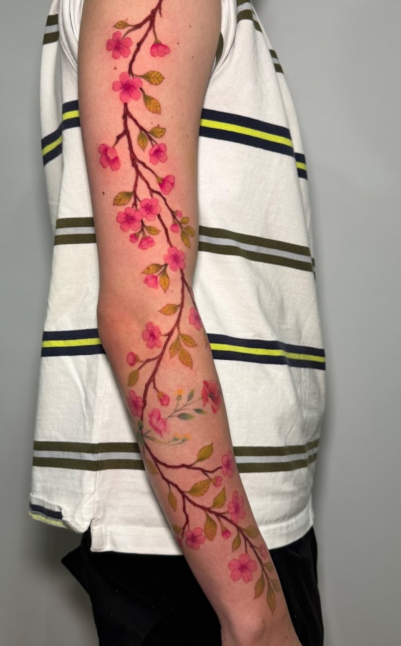 Tatuaje Sakura rama brazo completo color — CAOS Art Tattoo Chile