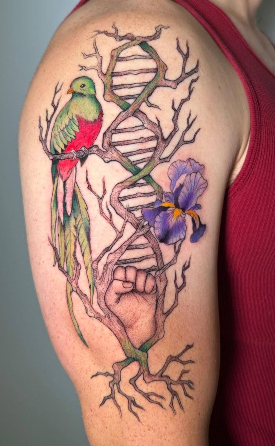 Tatuaje Quetzal con ADN iris flor composición color — CAOS Art Tattoo Chile