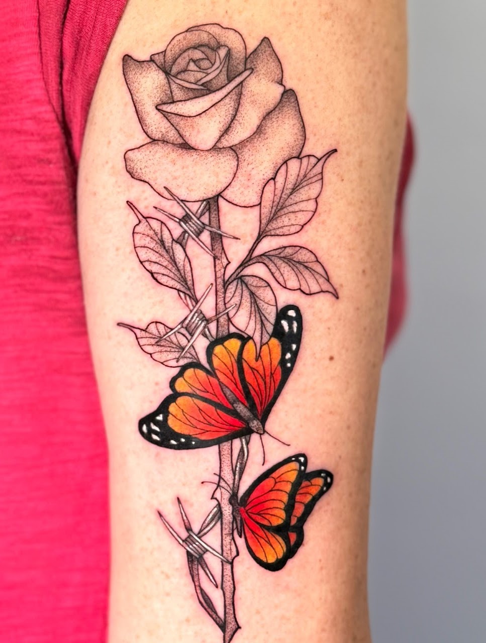 Tatuaje Rosa blackwork con mariposas monarca naranja — CAOS Art Tattoo Chile